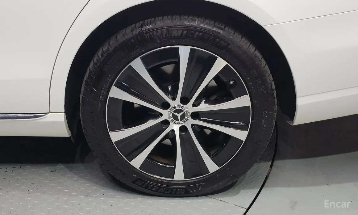 Фото 5 - Mercedes-Benz E-Class