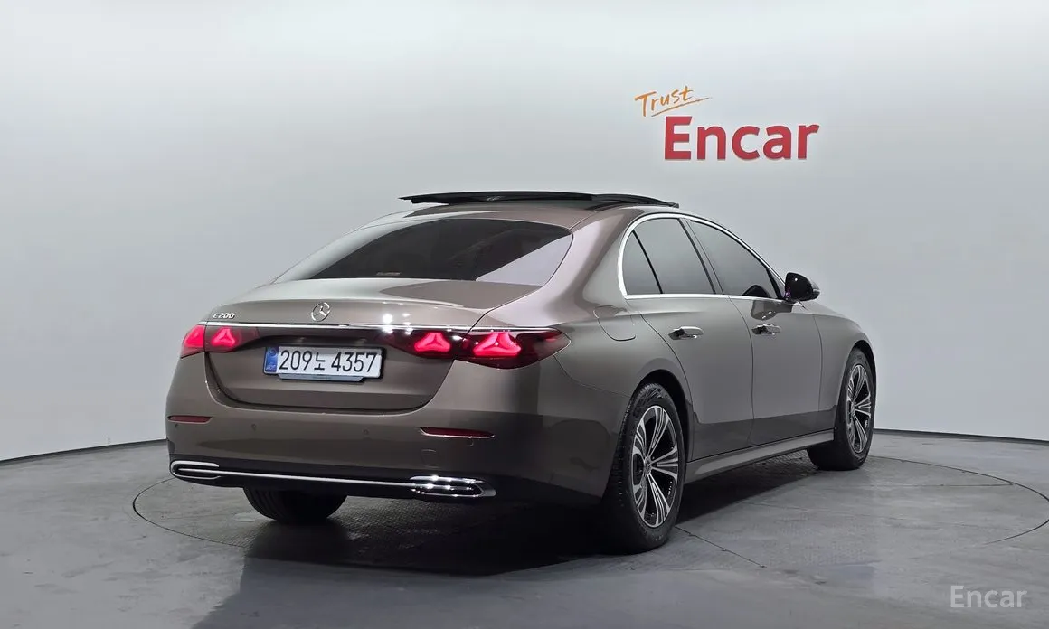 Фото 2 - Mercedes-Benz E-Class