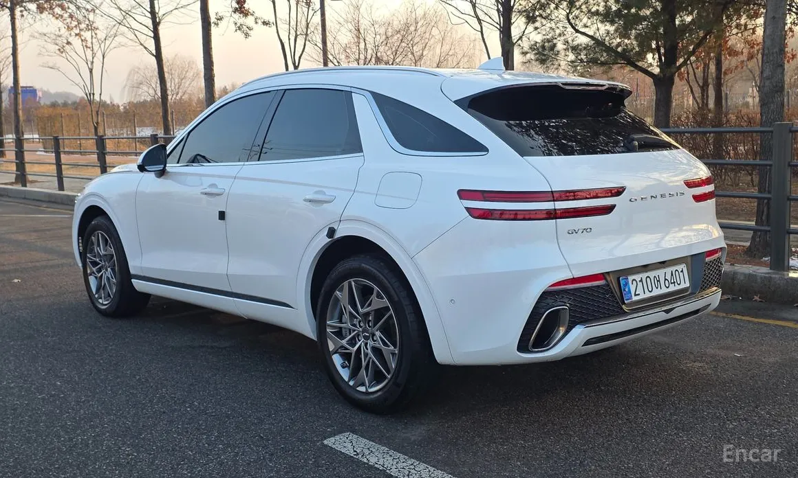 Фото 2 - Genesis GV70