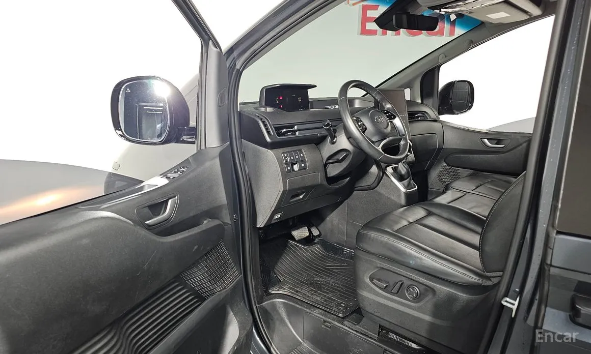 Photo 10 - Hyundai Staria