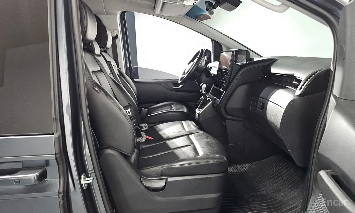 Photo 12 - Hyundai Staria