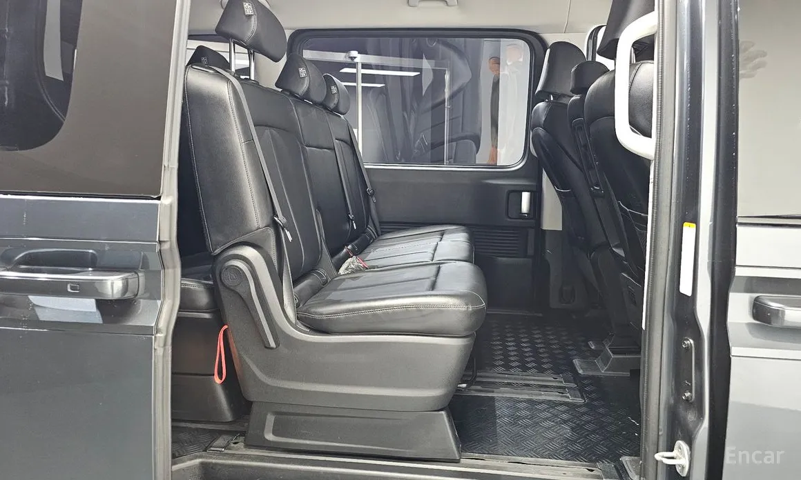 Photo 13 - Hyundai Staria