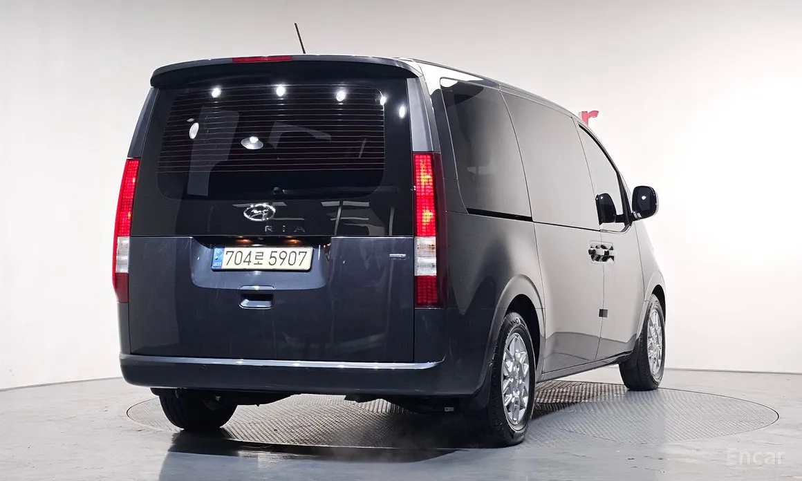 Photo 2 - Hyundai Staria