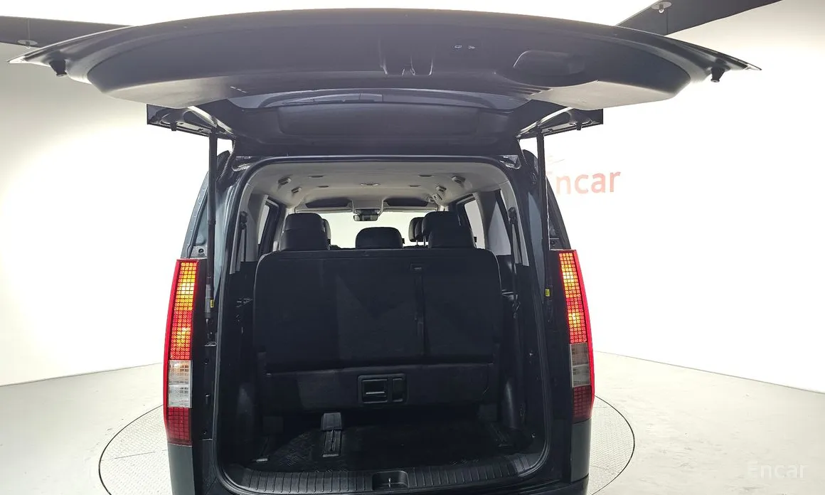 Photo 21 - Hyundai Staria