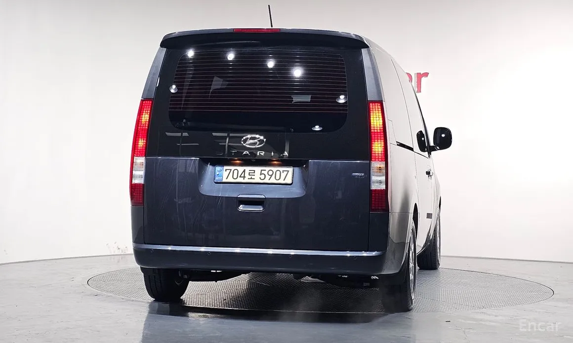 Photo 4 - Hyundai Staria