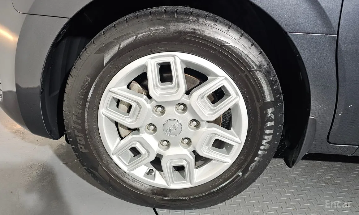 Photo 5 - Hyundai Staria