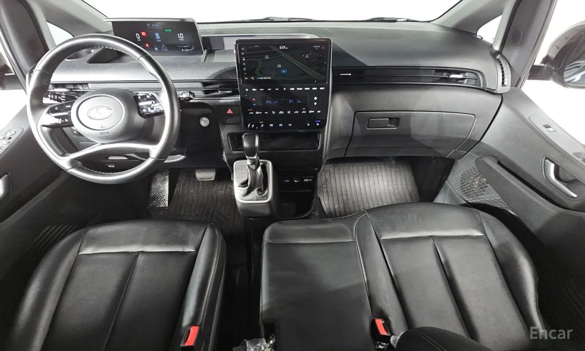 Photo 7 - Hyundai Staria