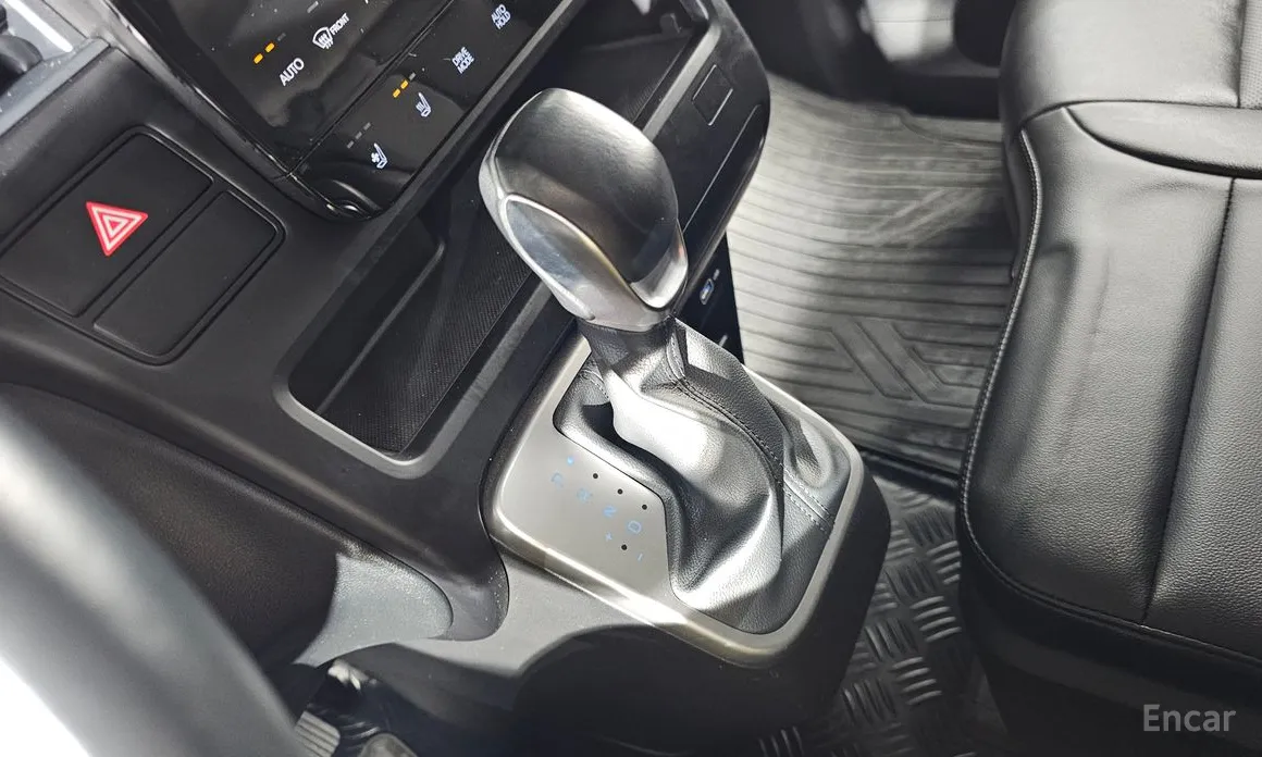 Photo 9 - Hyundai Staria