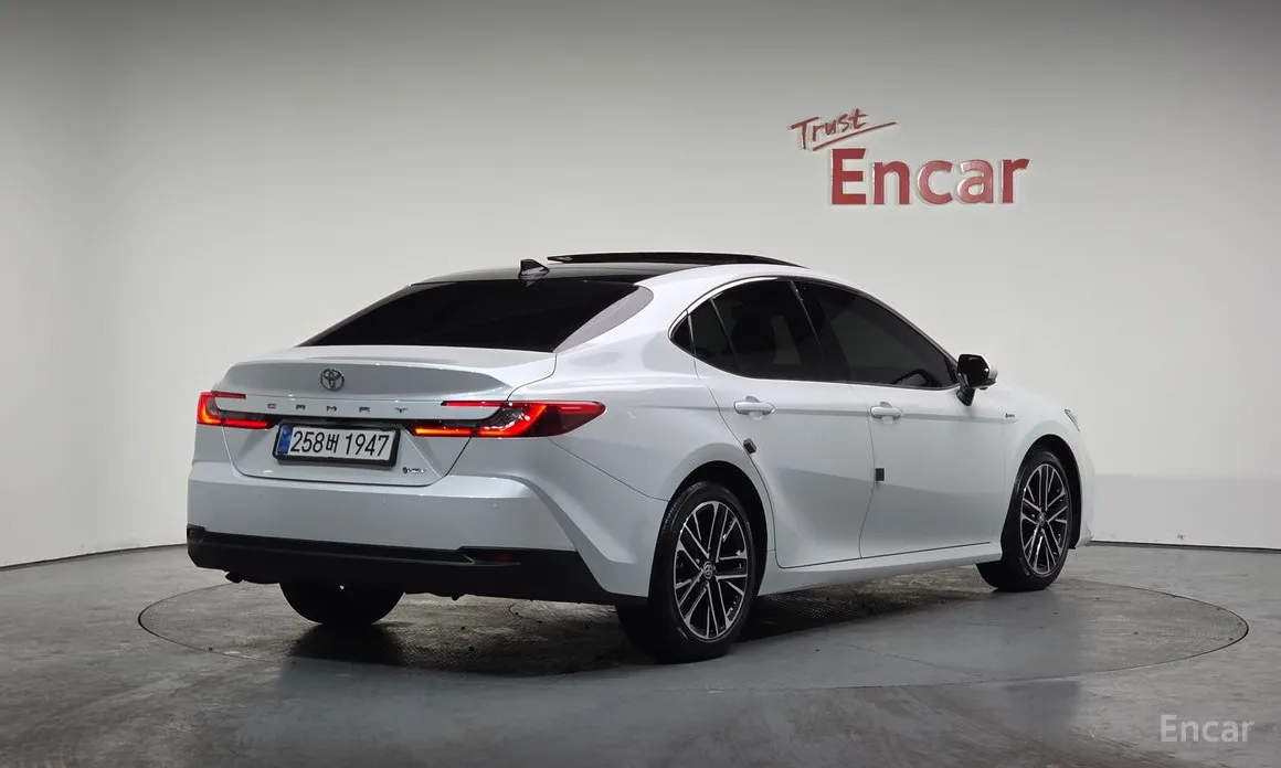 Фото 2 - Toyota Camry