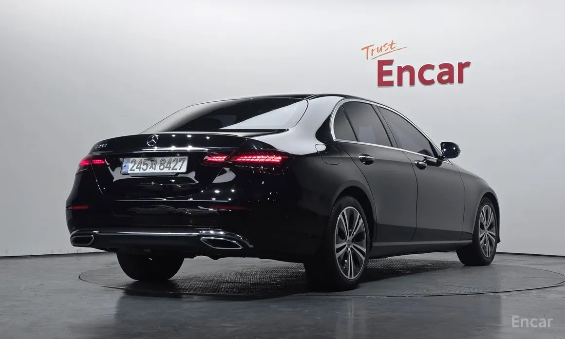 Фото 2 - Mercedes-Benz E-Class