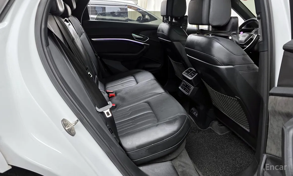 Фото 12 - Audi e-tron