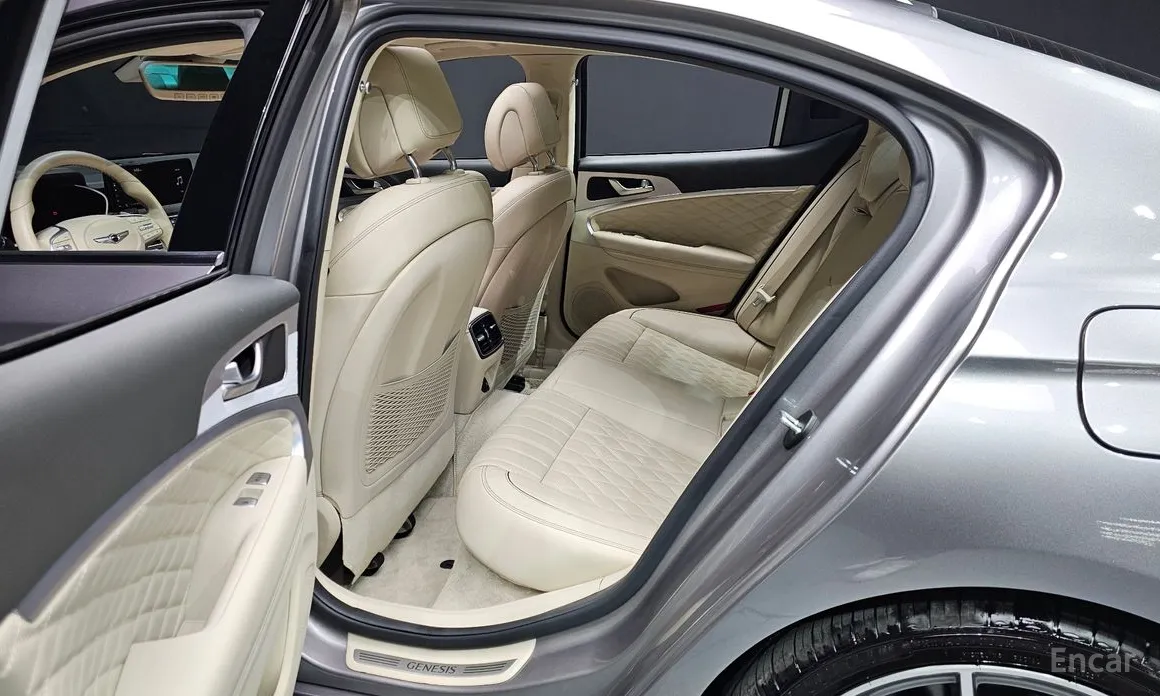 Фото 12 - Genesis G70