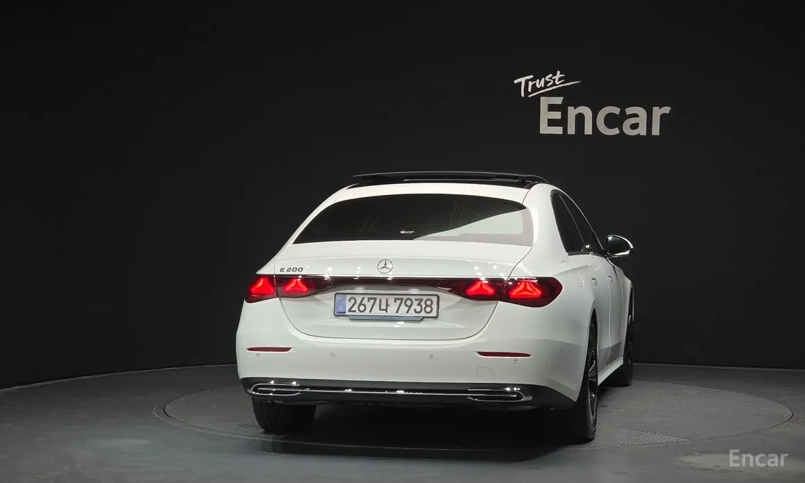 Фото 4 - Mercedes-Benz E-Class