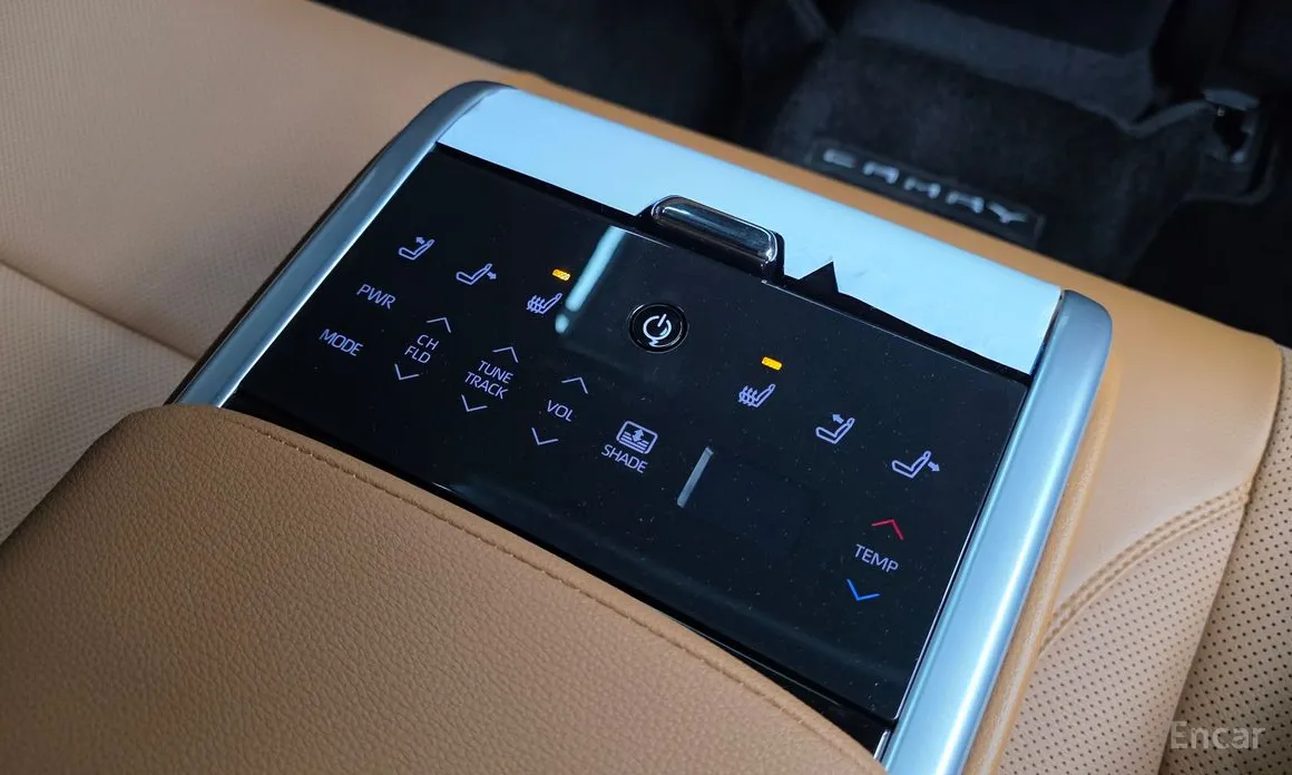 Фото 18 - Toyota Camry