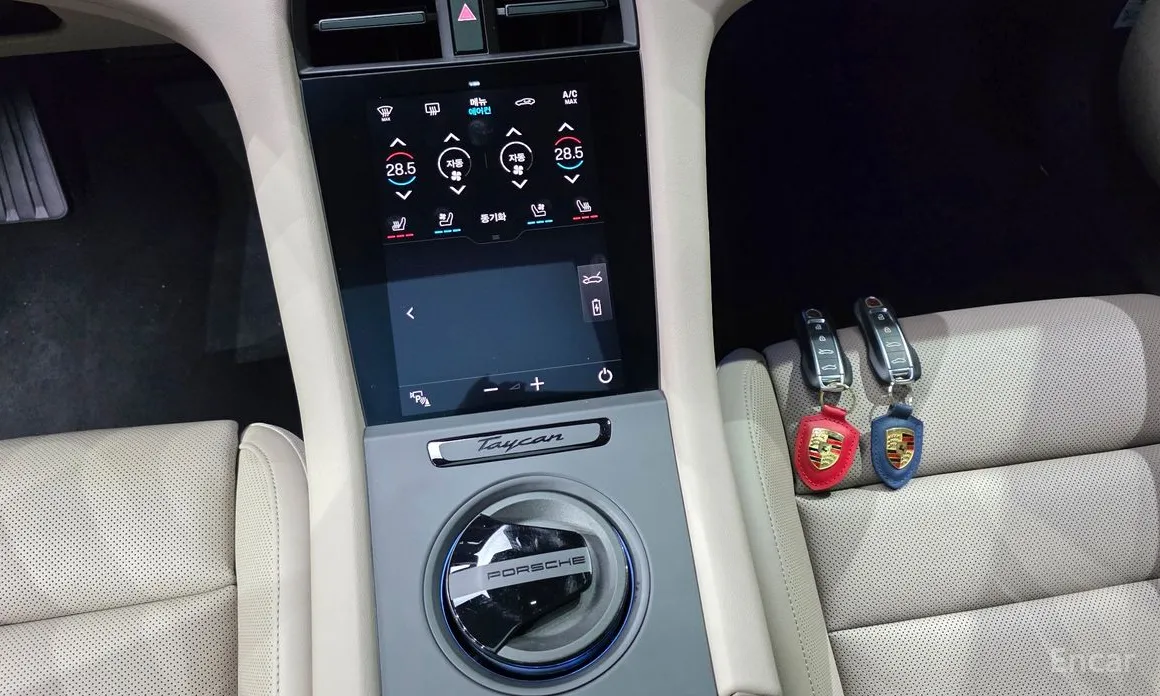 Фото 14 - Porsche Taycan