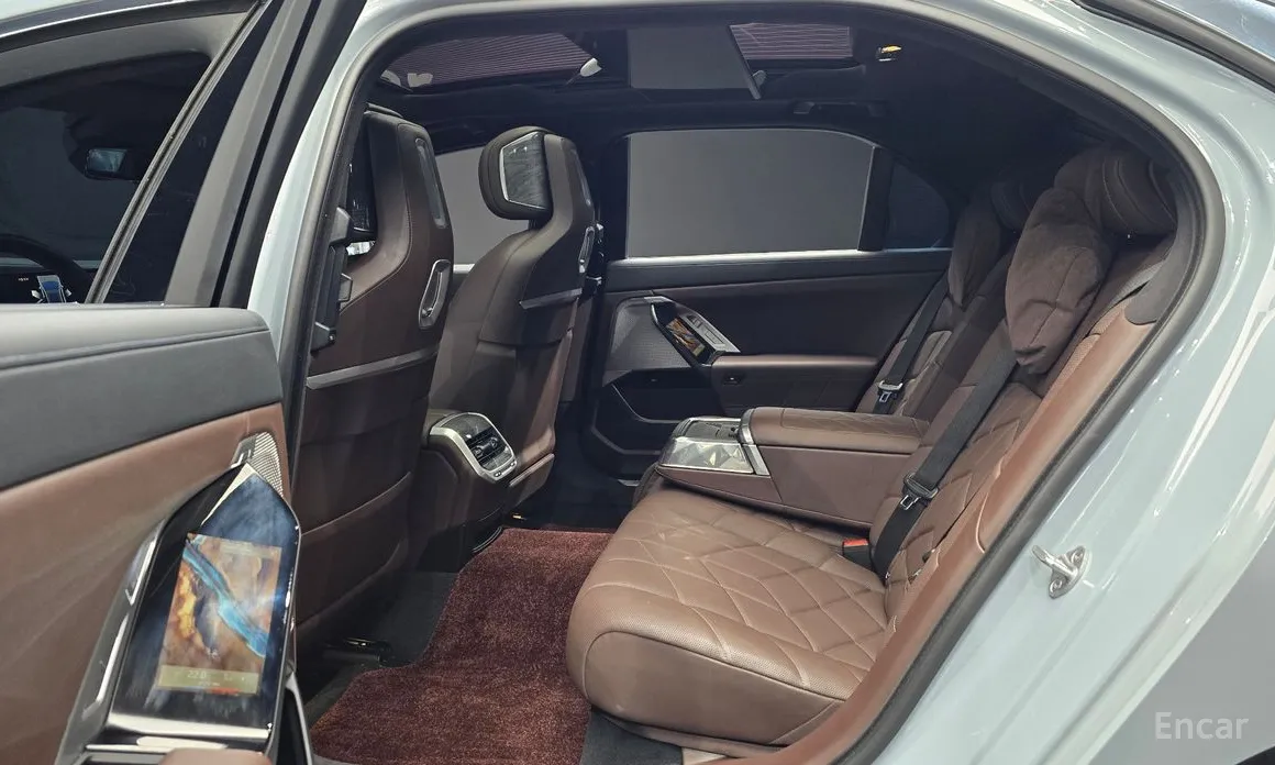 Фото 12 - BMW 7 Series