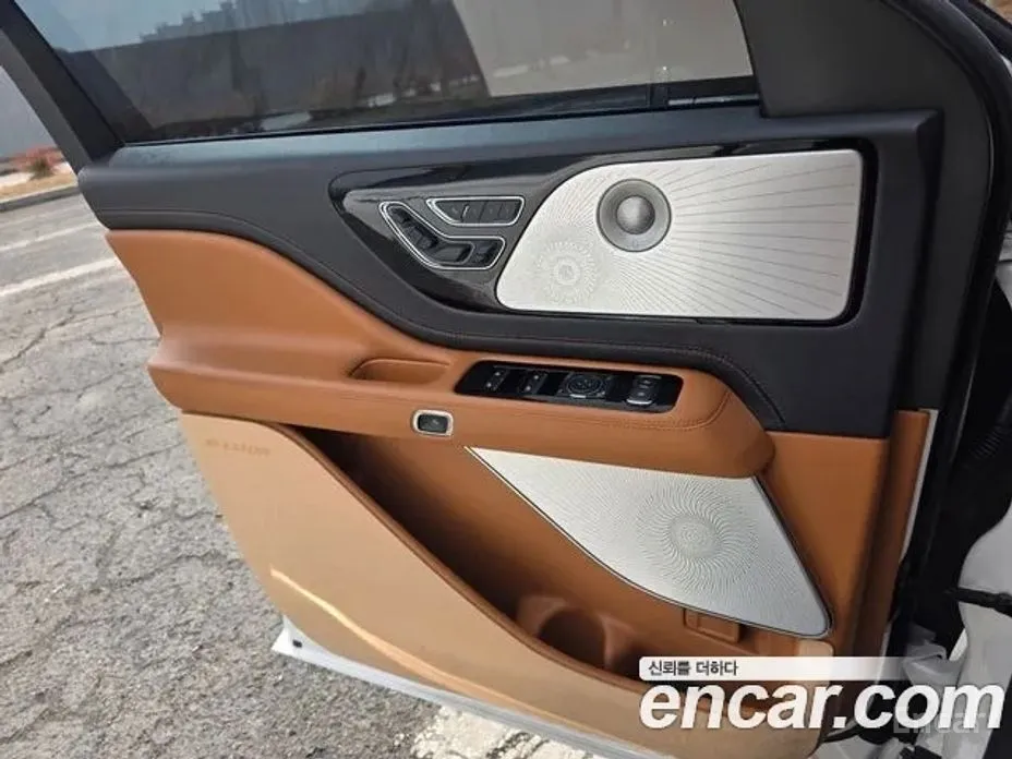 Фото 14 - Lincoln Aviator