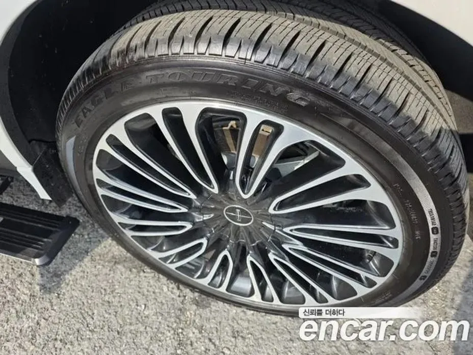 Фото 19 - Lincoln Aviator