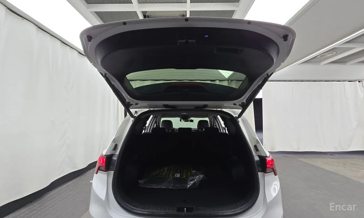 Photo 18 - Hyundai Santa Fe