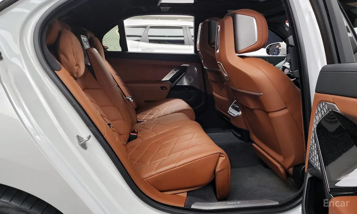 Фото 12 - BMW i7