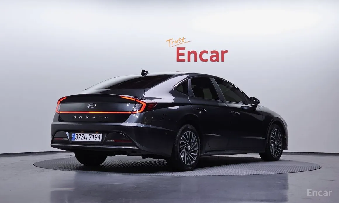 Photo 2 - Hyundai Sonata