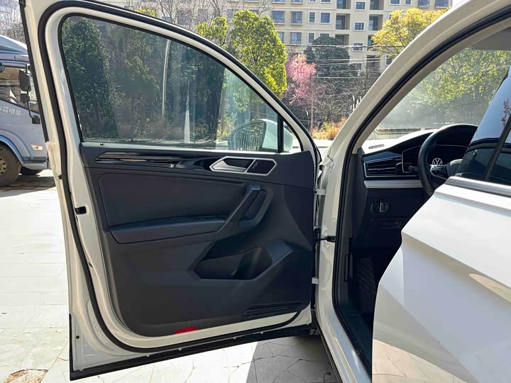 Фото 9 - Volkswagen Tiguan L Pro