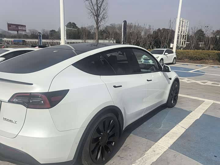 Фото 4 - Tesla Model Y