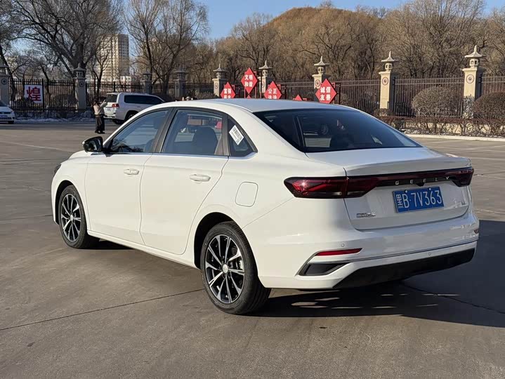 Фото 6 - Geely Emgrand