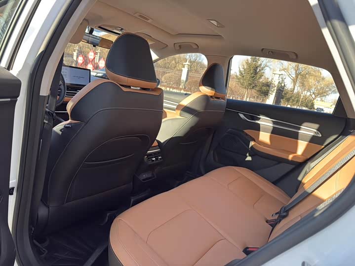 Фото 9 - Geely Emgrand