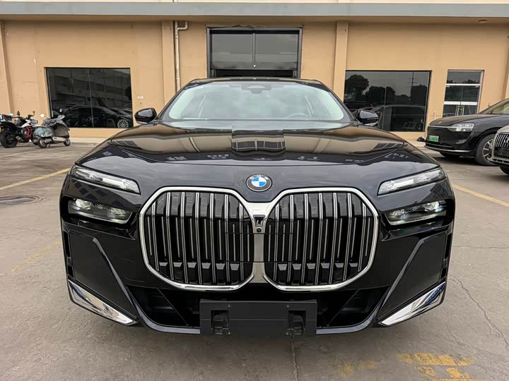 Фото 2 - BMW 7 Series