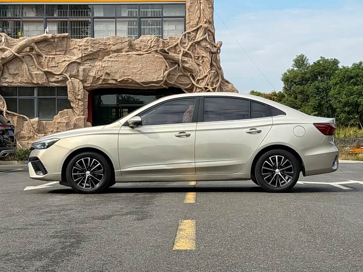 Фото 6 - Roewe i5