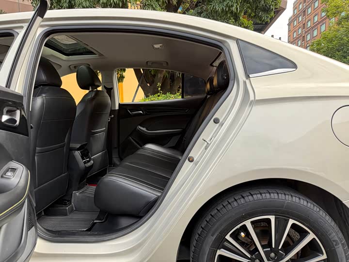 Фото 8 - Roewe i5