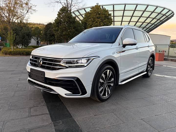 Фото 1 - Volkswagen Tiguan L Pro