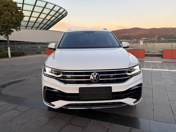 Фото 2 - Volkswagen Tiguan L Pro