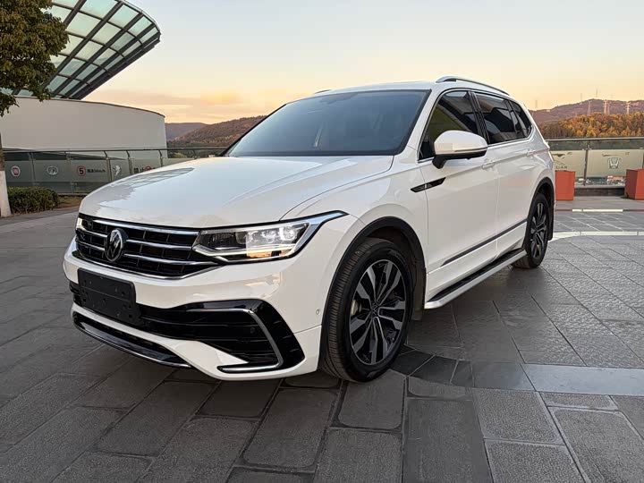 Фото 8 - Volkswagen Tiguan L Pro