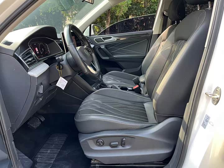 Фото 4 - Volkswagen Tiguan L Pro