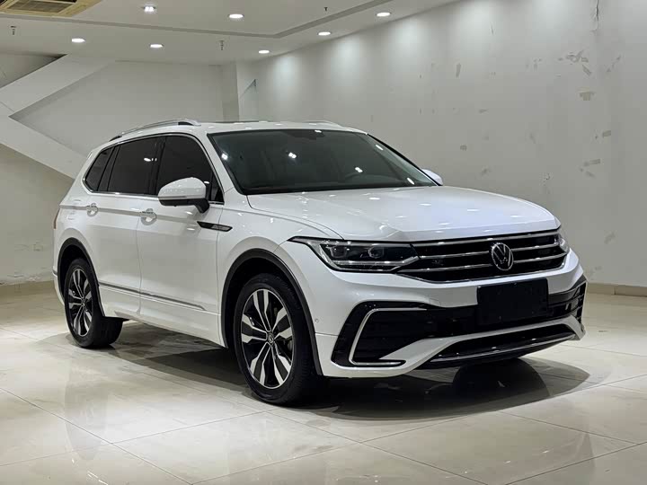 Фото 3 - Volkswagen Tiguan L Pro