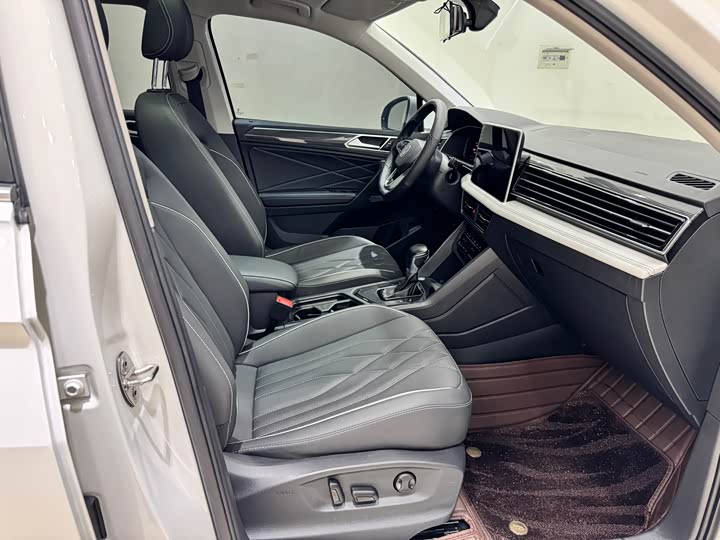 Фото 8 - Volkswagen Tiguan L Pro