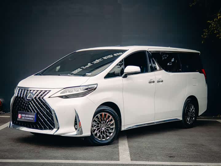 Фото 1 - Lexus LM
