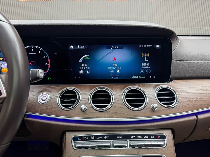 Photo 8 - Mercedes-Benz E-Class