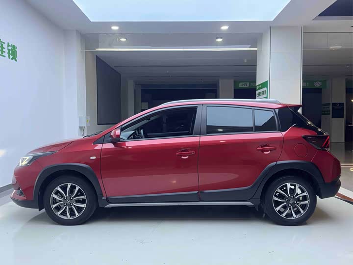 Фото 7 - Toyota Yaris L Hatchback