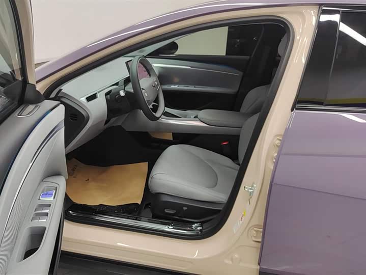 Фото 9 - XPeng Mona M03