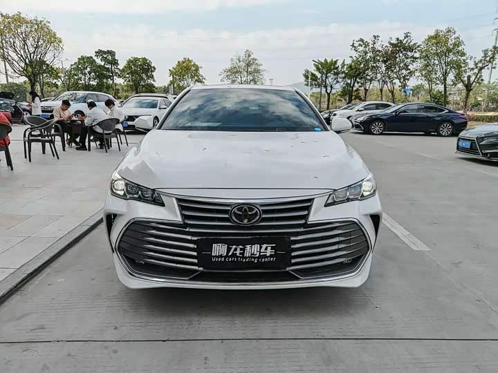 Photo 2 - Toyota Avalon