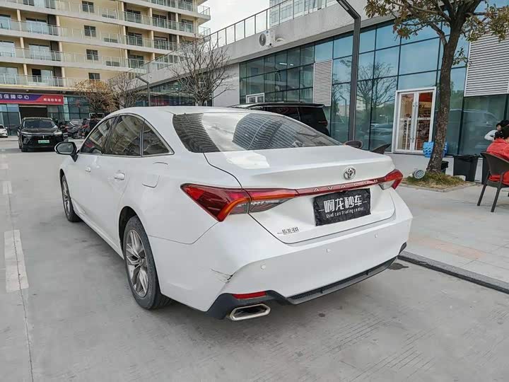 Photo 5 - Toyota Avalon