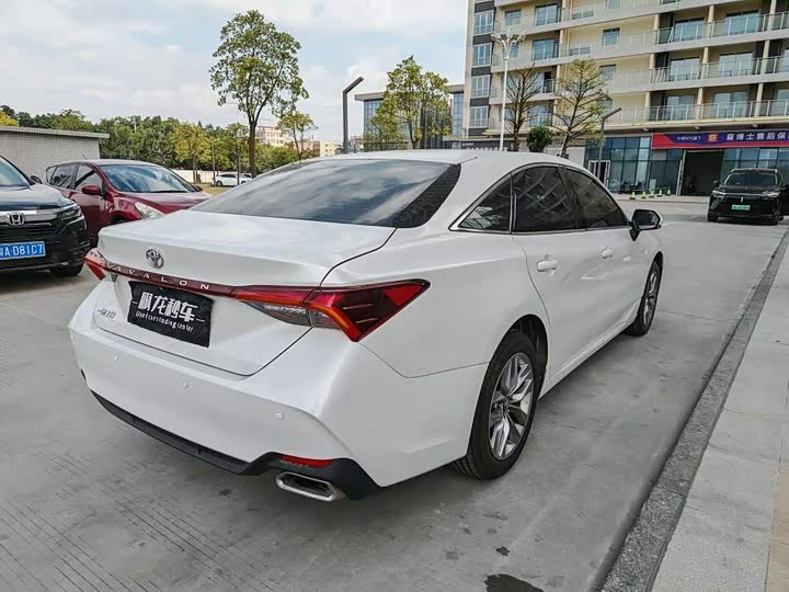 Photo 6 - Toyota Avalon