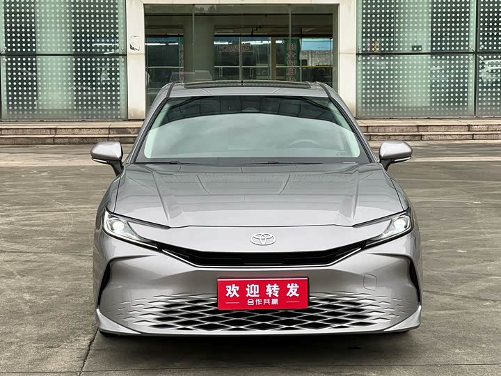 Фото 2 - Toyota Camry