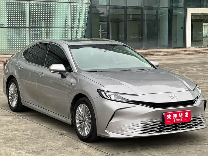 Фото 3 - Toyota Camry