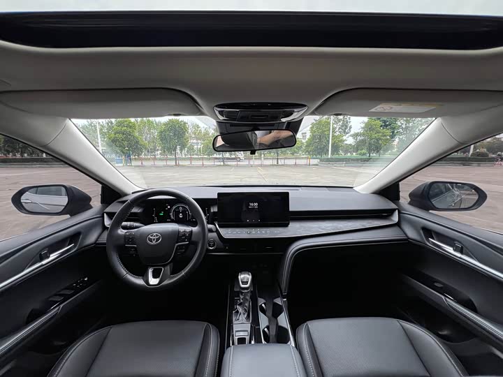 Фото 8 - Toyota Camry