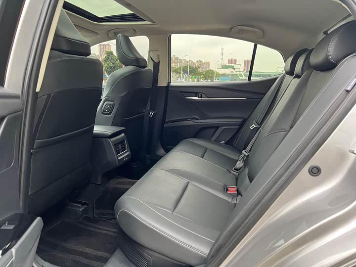 Фото 9 - Toyota Camry