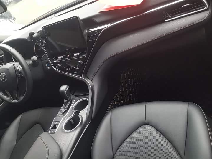 Фото 8 - Toyota Camry